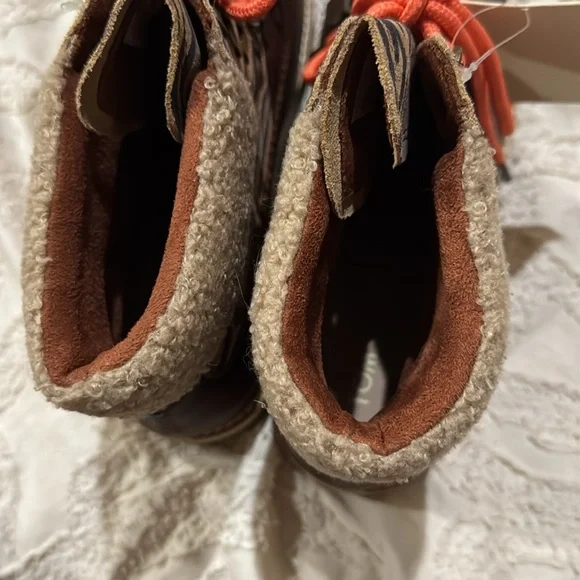 Toms Brown Ankle Boots with Orange Laces - Picture 6 of 7
